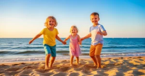 Szczęśliwa rodzina z dwójką dzieci bawi się na piaszczystej plaży nad polskim morzem w słoneczny letni dzień.