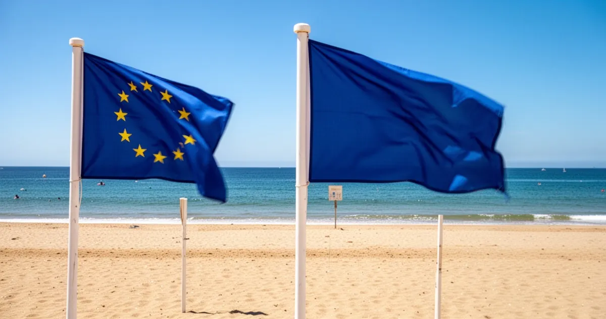 Znak Błękitnej Flagi na plaży Costa del Sol