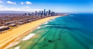 Widok z lotu ptaka na wybrzeże San Diego ze złotą plażą, turkusową wodą i panoramą miasta w słoneczny dzień.