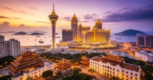 Widok z lotu ptaka na panoramę Makau o zachodzie słońca: wieża Macau Tower, kasyna oraz historyczne świątynie i architektura.